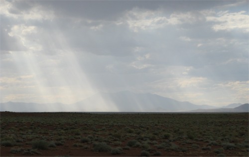 storm_approaching_over_the_desert