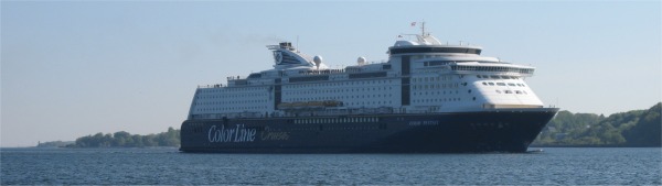 cruise_ship_approaching_kiel