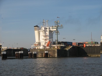 ship_entering_lock_at_brunsbuttel