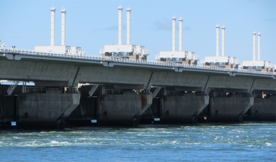 oosterscheldedam_sluices
