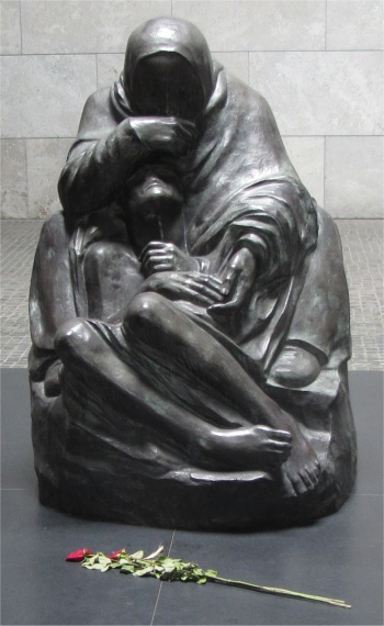 mother_with_her_dead_son