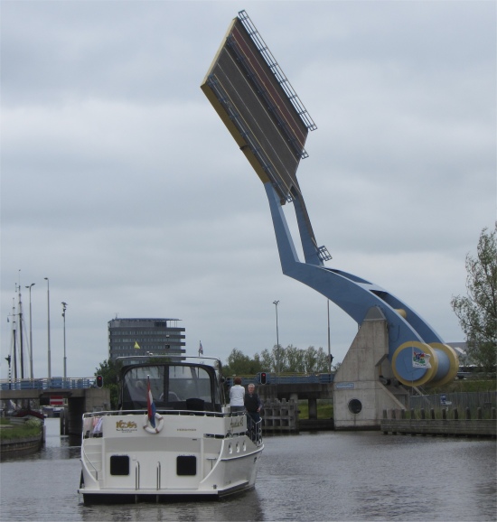 amazing_lifting_bridge