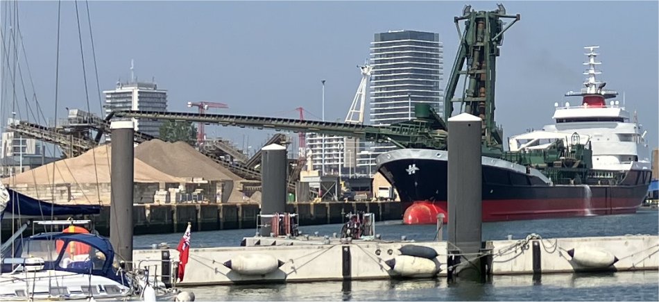 dredger_discharging_gravel