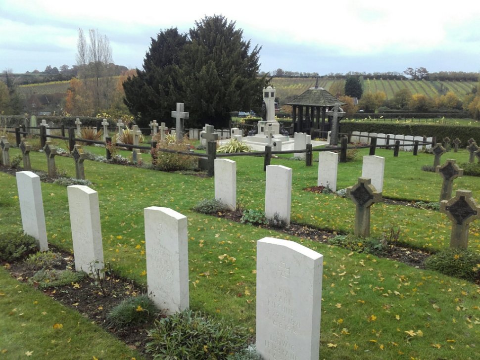 shotley_st_mary_churchyard_war_graves